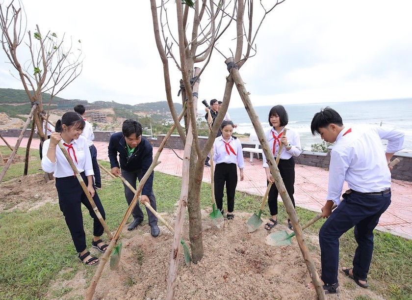 Các em học sinh và đoàn thanh niên tỉnh Bình Định tham gia trồng cây, chung tay bảo vệ môi trường tỉnh Bình Định