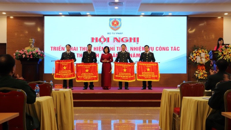 Thứ trưởng Đặng Hoàng Oanh trao Cờ thi đua Chính phủ cho 4 tập thể gồm Cục THADS Cao Bằng, Hà Tĩnh, Hưng Yên, Khánh Hòa
