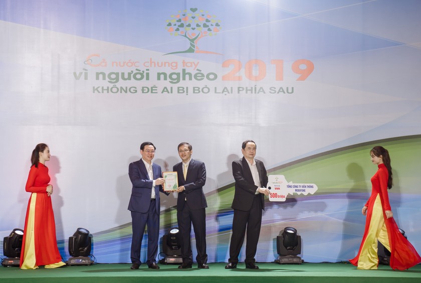 Phó Thủ tướng Vương Đình Huệ trao lời cảm ơn của chương trình cho đại diện MobiFone ông Nguyễn Đình Chiến - thành viên HĐTV MobiFone