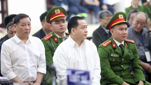 Bị cáo Phan Văn Anh Vũ và các bị cáo tại phiên tòa. (Ảnh: Doãn Tấn/TTXVN)