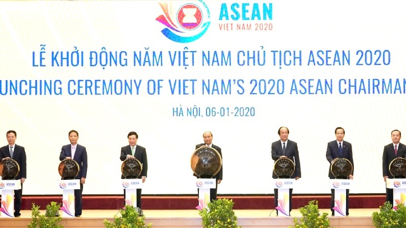 Ông Phạm Đức Long - Tổng Giám đốc VNPT (ngoài cùng bên phải) - cùng tham gia bấm nút khai trương Trang thông tin điện tử ASEAN 2020