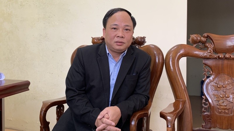Ông Quách Văn Tuấn – Bí thư Đảng ủy xã Văn Tiến trao đổi sự việc với phóng viên
