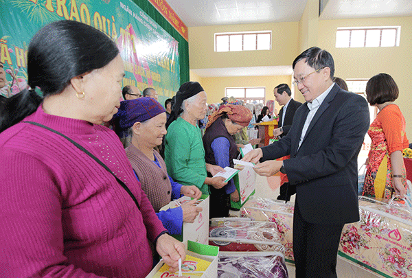 Tổng Giám đốc NHCSXH Dương Quyết Thắng tặng quà cho bà con nhân dân xã Hoàng Việt, huyện Văn Lãng, tỉnh Lạng Sơn