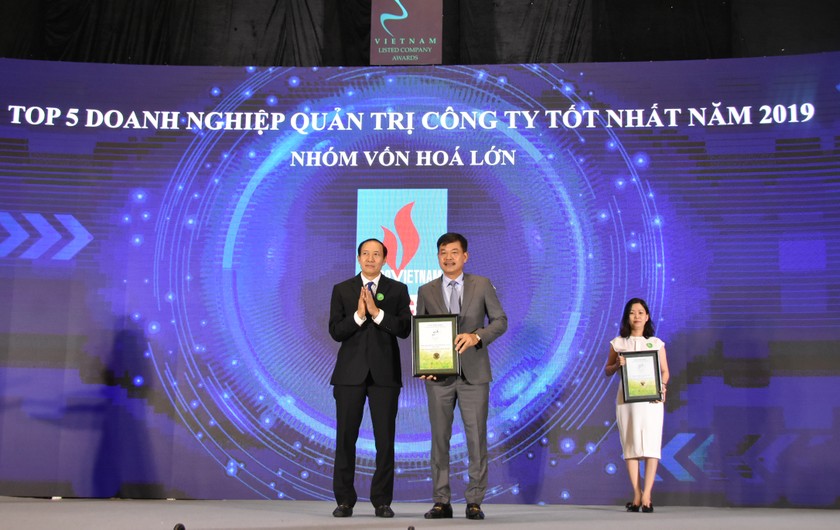 Ông Lê Cự Tân – Tổng giám đốc đại diện DPM nhận giải thưởng