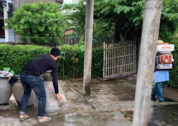 Việc dọn dẹp vệ sinh môi trường, loại bỏ các vật dụng chứa nước, không để muỗi đẻ trứng là giải pháp quan trọng nhất