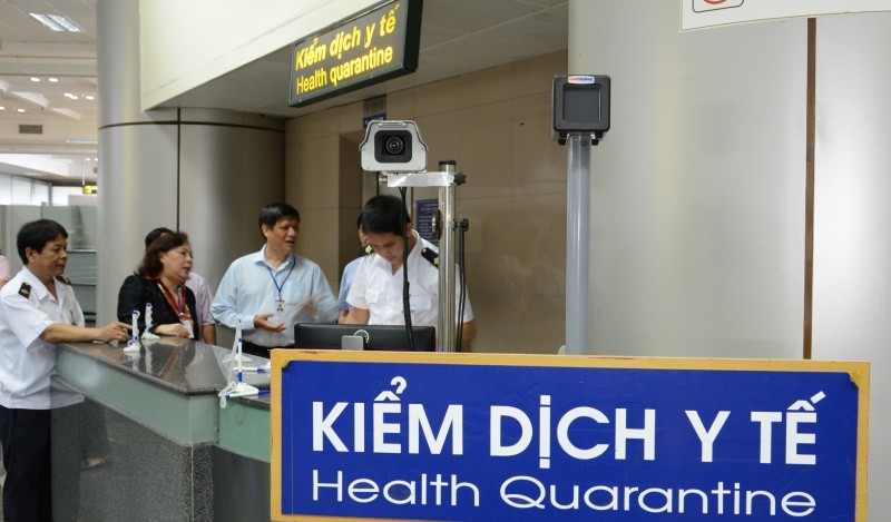 Máy đo thân nhiệt từ xa tại sân bay Đà Nẵng đã phát hiện hai trường hợp sốt bất thường