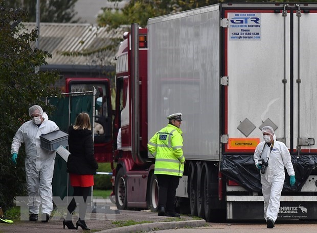 Cảnh sát Anh điều tra tại hiện trường phát hiện xe container chở 39 thi thể ở Khu công nghiệp Waterglade thuộc Grays, hạt Essex. (Nguồn: AFP/TTXVN)