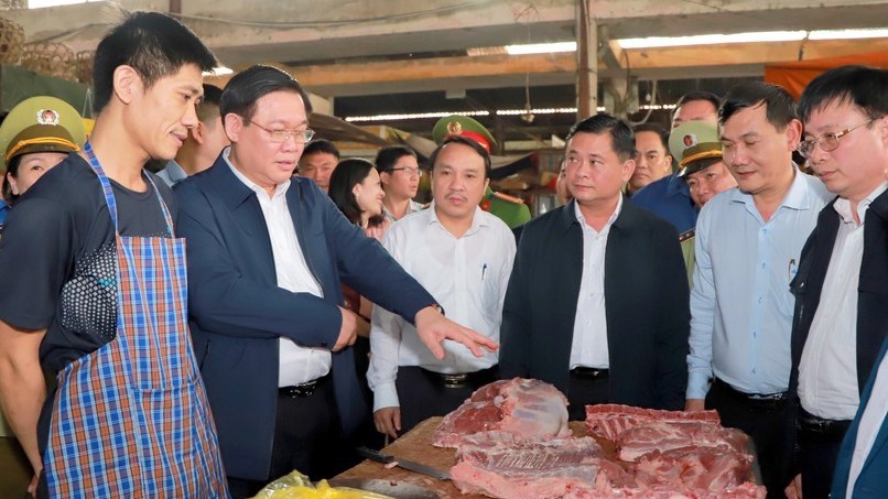Phó Thủ tướng Vương Đình Huệ đi chợ tết
