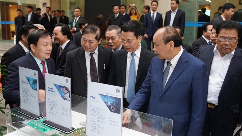 Thủ tướng Nguyễn Xuân Phúc thăm nơi trưng bày sản phẩm 5G của Viettel hôm 28/12/2019