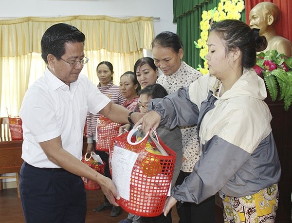 Trao quà Tết Canh Tý 2020 cho gia đình có hoàn cảnh khó khăn ở Bà Rịa Vũng Tàu