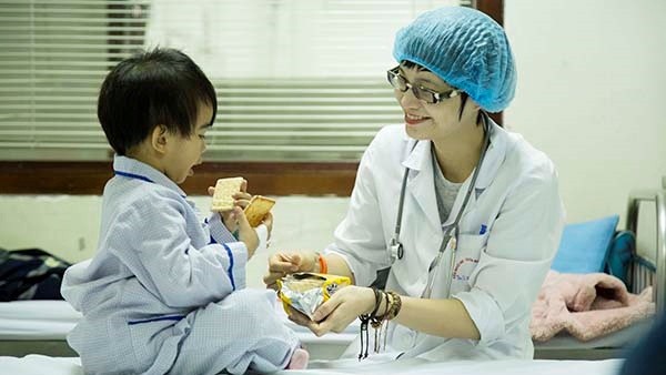 BS. Nguyễn Mai Phương rất được lòng các bệnh nhân nhi của mình. Nguồn: internet