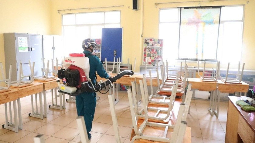 Nhân viên y tế quận Hoàn Kiếm phun thuốc khử trùng các phòng học trường THPT Việt Đức (ảnh chụp chiều 2/2/2020). (Ảnh: Thành Đạt/TTXVN)