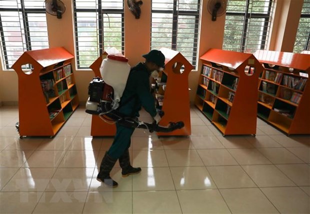 Phun thuốc khử trùng tại trường Tiểu học Hoàng Diệu, quận Ba Đình, Hà Nội, để phòng chống dịch bệnh viêm đường hô hấp cấp do chủng mới của virus corona. (Ảnh: Thanh Tùng/TTXVN)