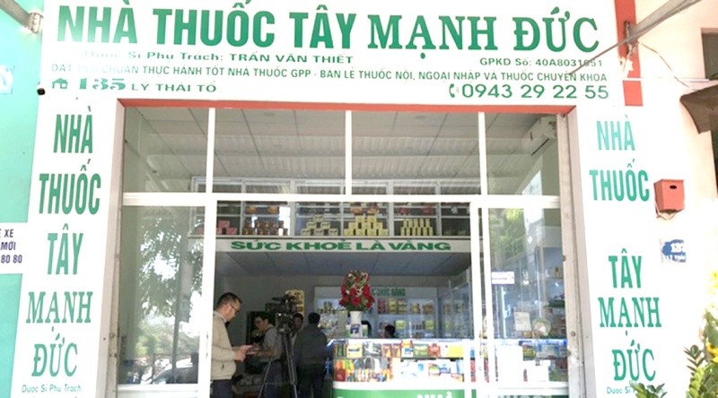 Nhà thuốc Mạnh Đức (TP Buôn Ma Thuột, Đắk Lắk) bị rút giấy phép hôm 4/2 về lỗi găm hàng; không mở sổ theo dõi hoạt động mua, bán thuốc