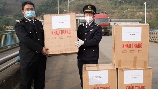Lãnh đạo Chi cục Hải quan Cửa khẩu Lào Cai tặng 10.000 khẩu trang cho Hải quan Hà Khẩu, Trung Quốc ngày 2/2. Ảnh: Thanh Phương