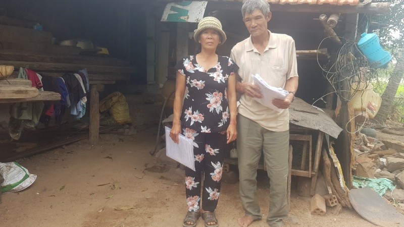 Vợ chồng ông Thắng trong căn nhà lụp xụp tại xã An Ninh Tây.