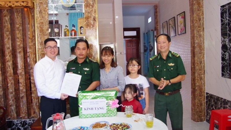 Ông Quách Chấn Thật (đại diện Vedan Việt Nam) chúc mừng gia đình đồng chí Thượng úy Trương Đức Quân