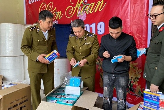 Lực lượng QLTT kiểm tra xưởng sản xuất khẩu trang y tế giả tại  Thường Tín (Hà Nội)