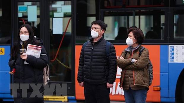 Người dân đeo khẩu trang để phòng tránh lây nhiễm COVID-19 tại Seoul, Hàn Quốc, ngày 21/2/2020. (Nguồn: THX/TTXVN)