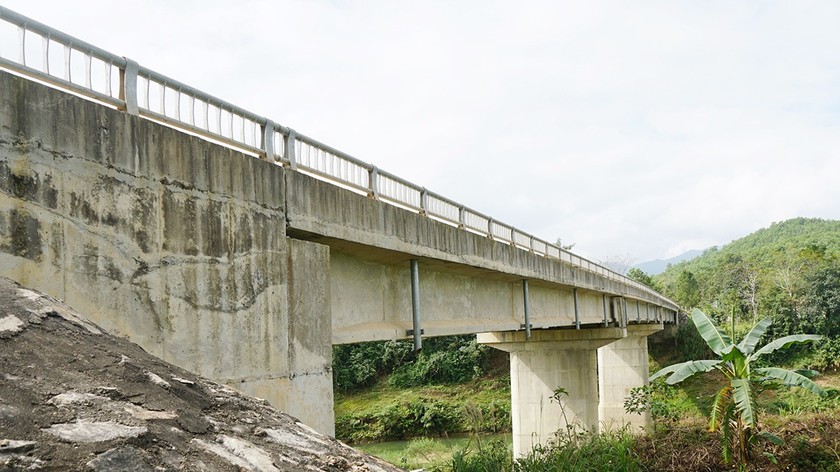 Cầu Sông Con được đầu tư gần 30 tỷ đồng hoàn thành từ 6 năm nay