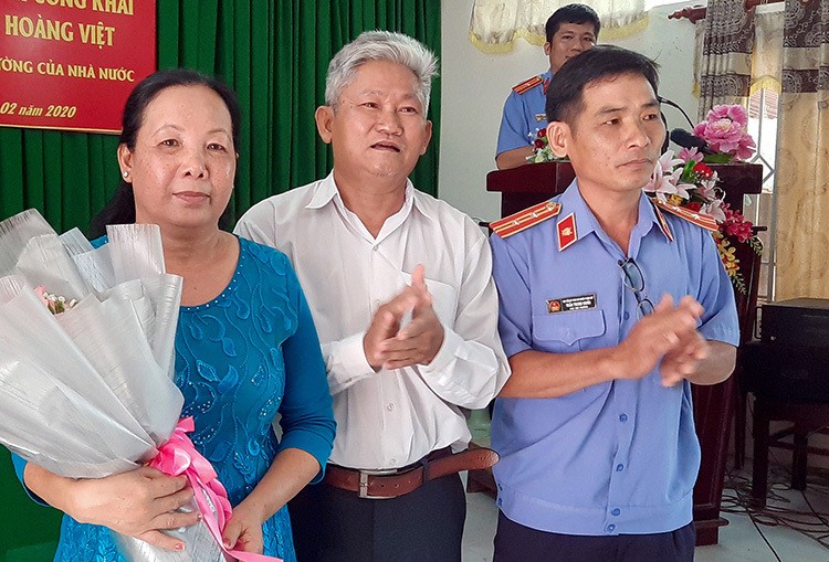 Ông Việt và vợ được VKS huyện Phụng Hiệp xin lỗi. Ảnh: Hồng Thanh/VnE