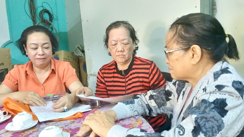 Bà Đầu Thị Kim Cúc (bìa trái) và một số người dân bức xúc phản ánh sự việc đất mồ mả cha ông bị xâm phạm