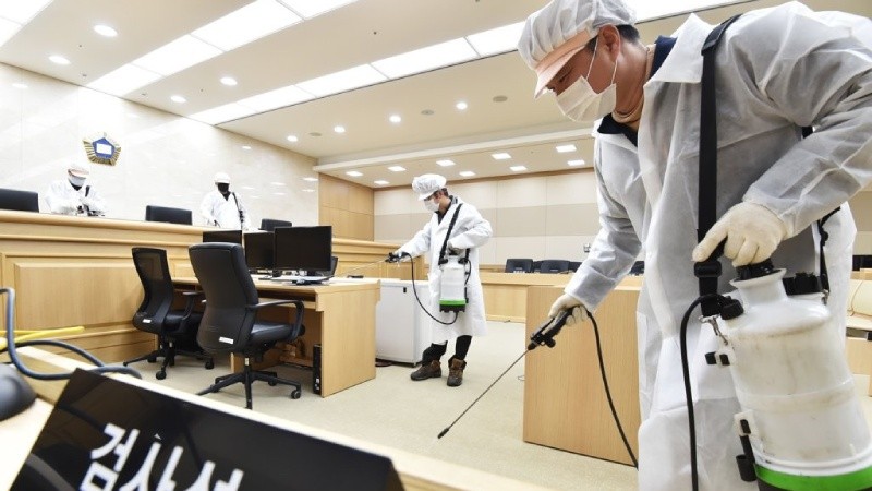 Các nhân viên y tế Hàn Quốc phun khử trùng tại một tòa án ở thành phố Suwon ngày 1/3