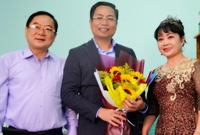 Nhà báo Phạm Đình Thắng (giữa) nhận hoa từ TBT Lê Xuân Sơn và nguyên Trưởng ban đại diện Hoàng Thiên Nga