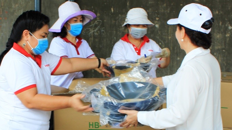 Công đoàn cơ sở Vedan Việt Nam phát quà cho nhân viên