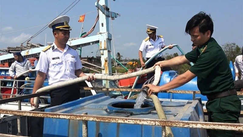 Bộ đội Hải quân dùng tàu vận tải chở nước sinh hoạt cho người dân