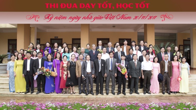 Đ/c Đặng Đại Tình, Chủ tịch UBND huyện tặng hoa chúc mừng BGH và tập thể cán bộ giáo viên nhà trường nhân ngày nhà giáo Việt Nam 20/11