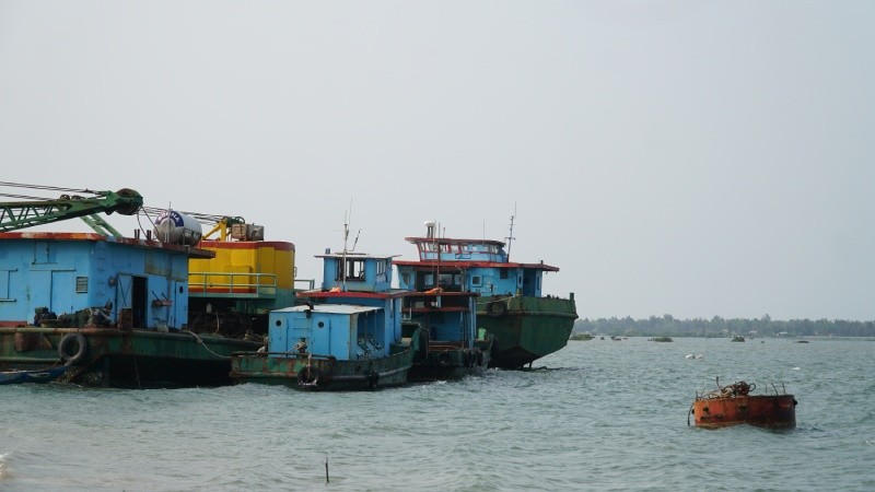 Khu vực nạo vét luồng vào cảng Kỳ Hà bị vướng các rớ của ngư dân