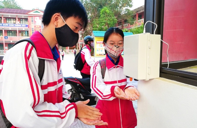 Chiếc máy rửa tay sát khuẩn tự động được lắp đặt trước cổng trường chuyên Lê Quý Đôn để học sinh và giáo viên rửa tay thuận tiện