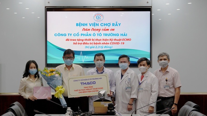 Ông Nguyễn Một - Giám đốc Truyền thông THACO trao tặng thiết bị thực hiện kỹ thuật ECMO cho Bác sĩ Nguyễn Tri Thức - Giám đốc Bệnh viện Chợ Rẫy
