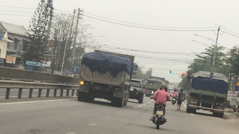 Những chiếc xe ben chở vượt thùng lưu thông trên tuyến QL1A đoạn qua huyện Phú Lộc, Thừa Thiên - Huế