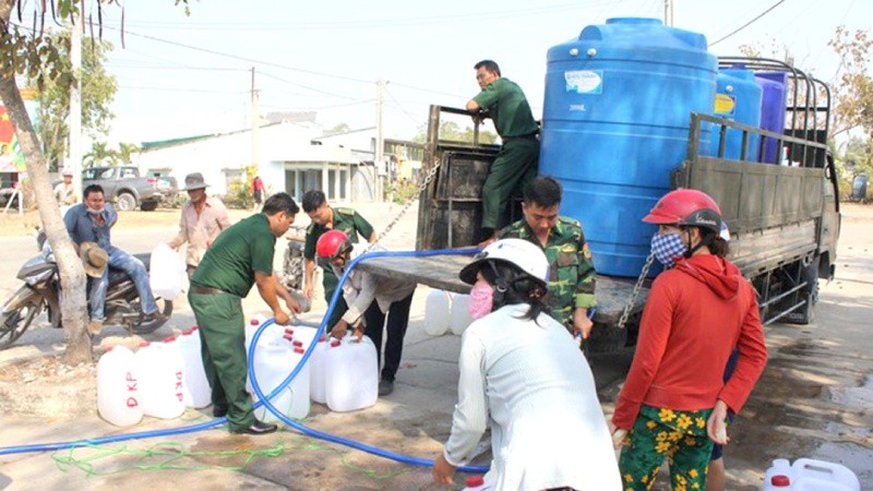 Quân đội cung cấp nước ngọt cho người dân Đồng bằng sông Cửu Long