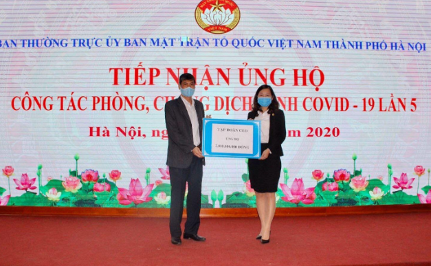 Đại diện Tập đoàn CEO – bà Phan Lê Mỹ Hạnh, Phó Tổng Giám đốc đã trao tặng 2 tỷ đồng cho đại diện Ban Thường trực Ủy ban MTTQ Việt Nam TP Hà Nội