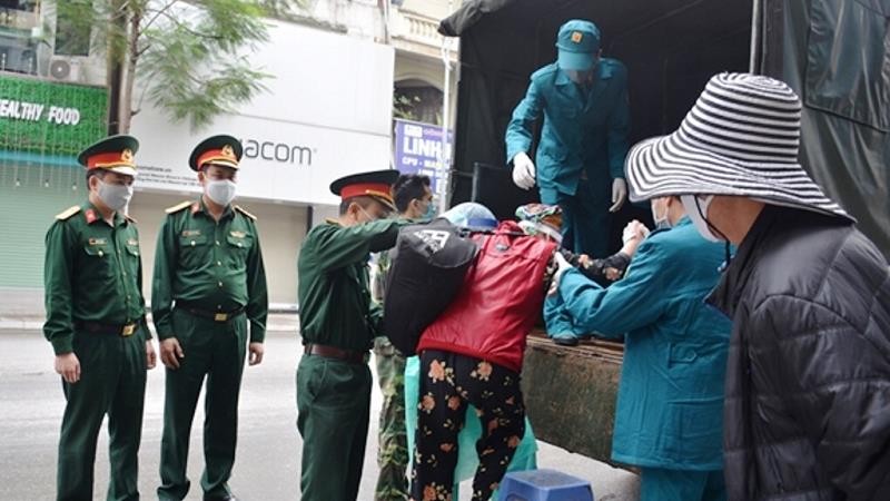 Bộ Tư lệnh Thủ đô Hà Nội đã tổ chức 60 chuyến xe chở bệnh nhân chạy thận đi bệnh viện mỗi ngày
