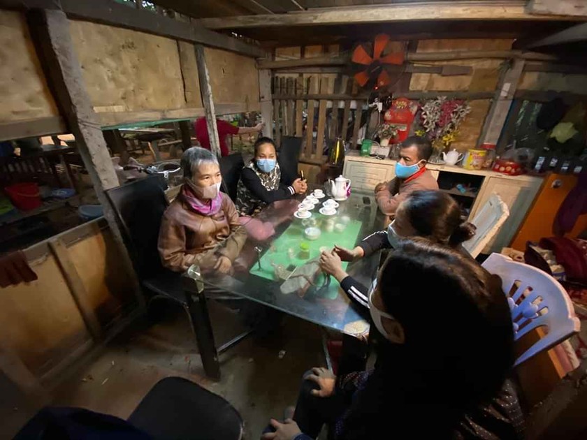 Các tình nguyện viên “Mỗi ngày một quả trứng” ở Hà Nội, Hải Phòng, TP Hồ Chí Minh… trao tận tay người vô gia cư những ấm lòng mùa đại dịch Covid-19. Ảnh minh họa