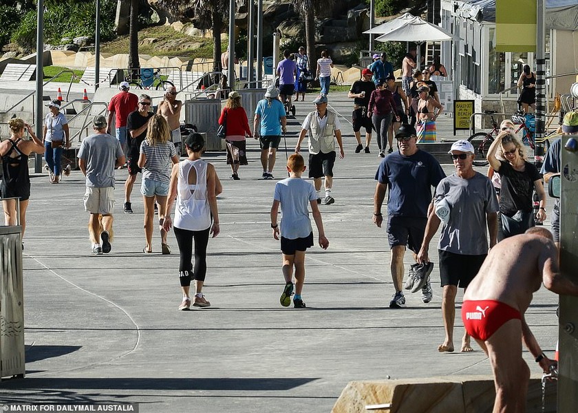 Bãi biển Manly (Úc) đông nghịt người phớt lờ dịch bệnh