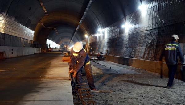 Công nhân miệt mài thi công tại hầm Hải Vân quyết tâm hoàn thành dự án vào 2/9/2020