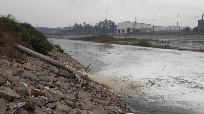 Nhiều nhà máy tái chế giấy ở xã Phú Lâm, huyện Tiên Du xả nước thải ra sông Ngũ Huyện Khê. Ảnh: Nguyễn Thắng