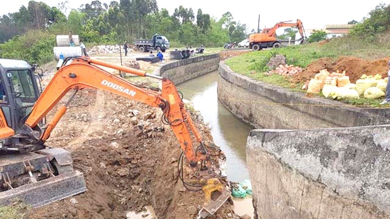 Sửa chữa đoạn sụt lún hồ Yên Lập, Quảng Ninh.