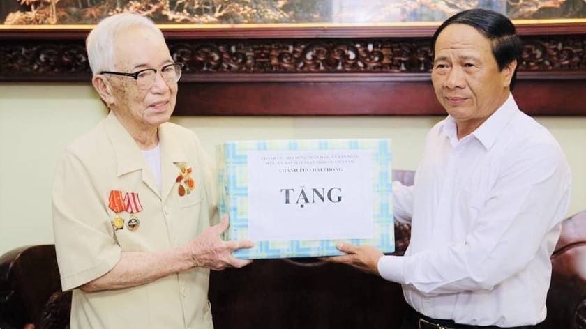 Bí thư Thành ủy Lê Văn Thành thăm, tặng quà cán bộ lão thành cách mạng tại quận Hải An