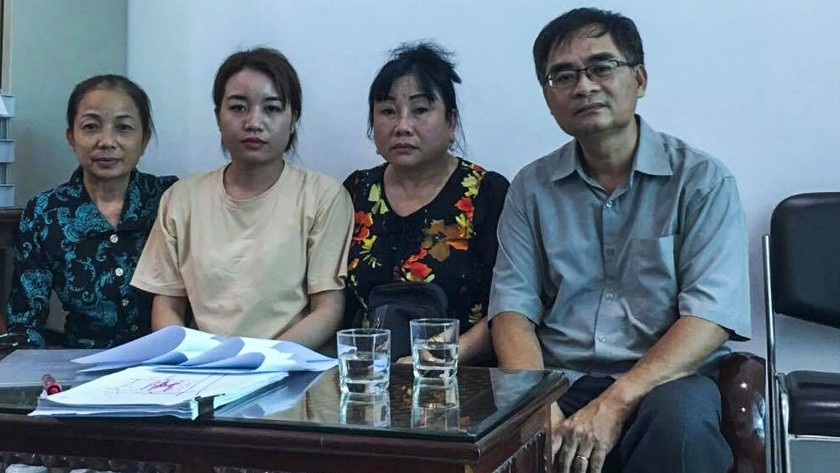LS Trần Hồng Phong trao đổi với gia đình Hồ Duy Hải chuẩn bị hồ sơ tham gia phiên xử GĐT.