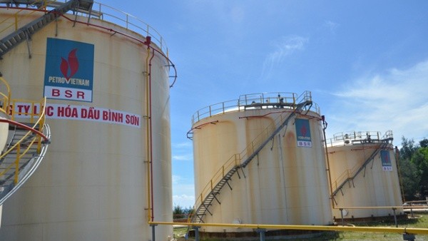 Ở  Việt Nam chủ yếu tích trữ dầu trong téc, bồn thuộc hai Nhà máy lọc dầu Nghi Sơn, Bình Sơn, khối lượng không đáng kể