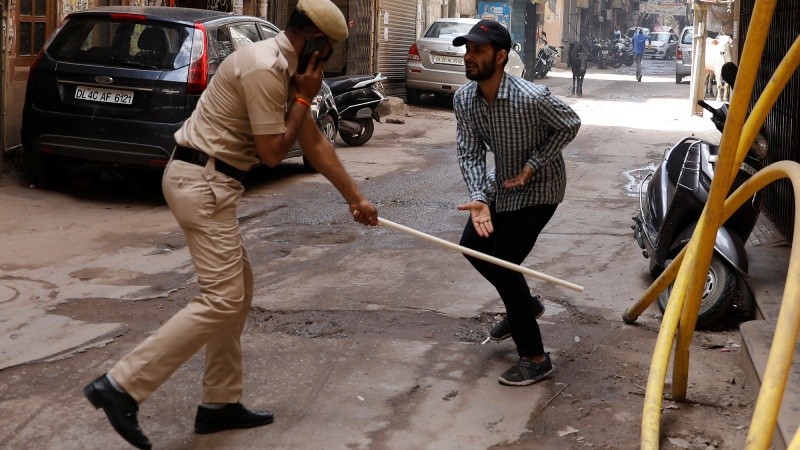 Cảnh sát Ấn Độ đánh người dân không đeo khẩu trang khi ra ngoài đường