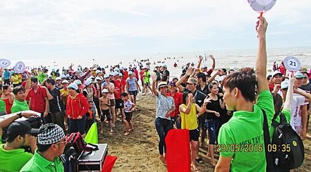 Công nhân lao động vui chơi tại biển Thạnh Phú - Vĩnh Long