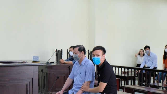 Bị cáo Phương (bên trái) tại phiên xử