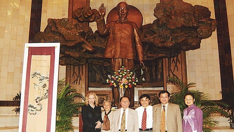 Bức tranh thêu, món quà thể hiện tình hữu nghị của Chủ tịch Hồ Chí Minh